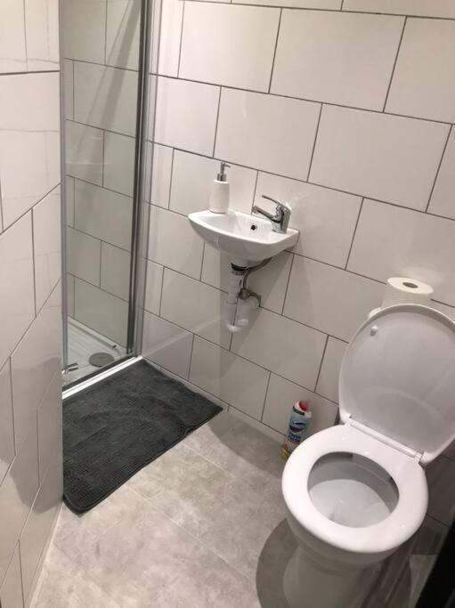 Апартаменты Bedfont House Хитроу Экстерьер фото